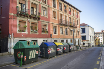 El hombre ha caído dentro del camión cuando dormía en un contenedor azul como el de la imagen.