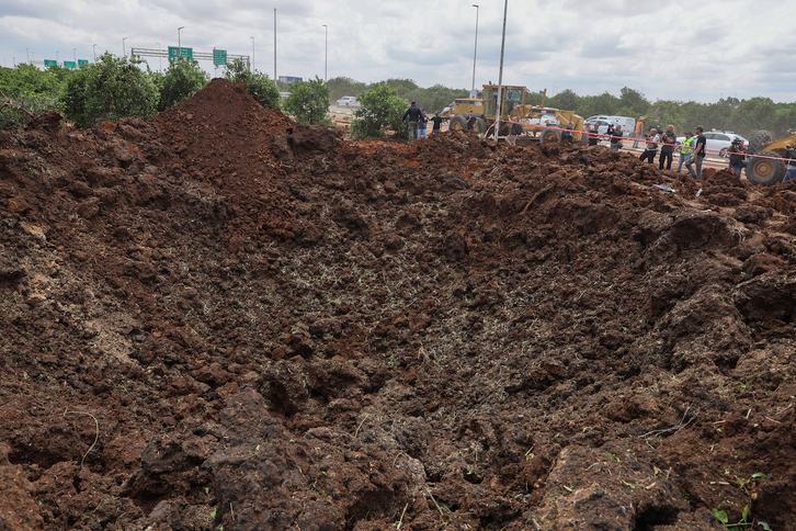 El proyectil ha dejado un gran cráter en las inmediaciones del aeropuerto de Tel Aviv.