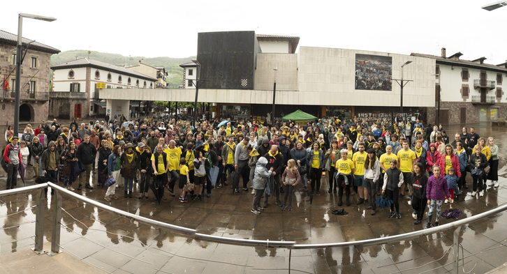 Aroztegiko auzipetuen absoluzioa eskatzeko kanpaldia hasi dute Elizondoko plazan, heldu den larunbatera arte.