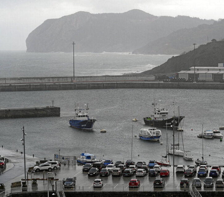 Bermeoko portua, egun euritsu batean.