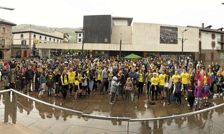 Kanpaldia abiatu zuten atzo Elizondoko plazan, Aroztegiko auzipetuen absoluzioaren alde, euritan baina kementsu.