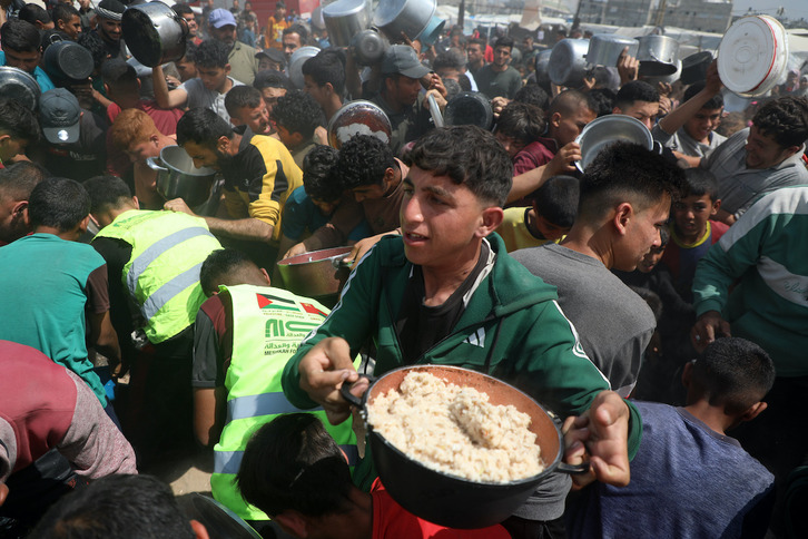 Entrega de la escasa ayuda humanitaria que entra en Gaza.