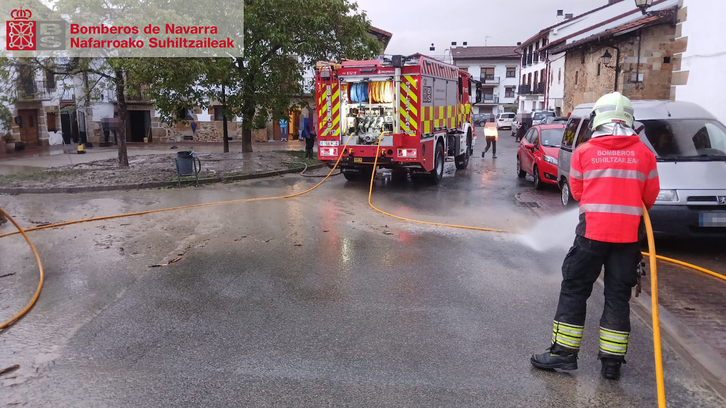 Los bomberos siguen trabajando en Iturmendi para paliar los efectos de la tormenta de ayer.