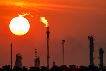 El aumento de la producción decidido por la Opep* ha derivado en una bajada del precio del petróleo de más del 3%.