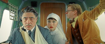 De izquierda a derecha, Benicio Del Toro como Zsa-Zsa Korda, Mia Threapleton como Liesl y Michael Cera como Bjorn en una escena de  «La trama fenicia», del director Wes Anderson.