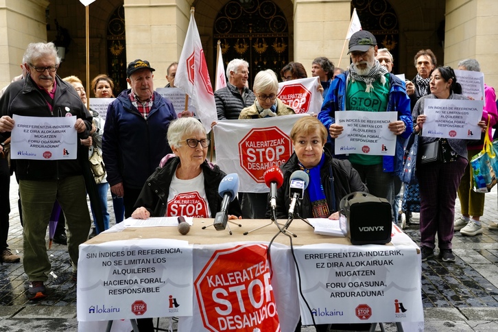 Un momento de la concentración de Stop Desahucios ante la Diputación de Gipuzkoa.