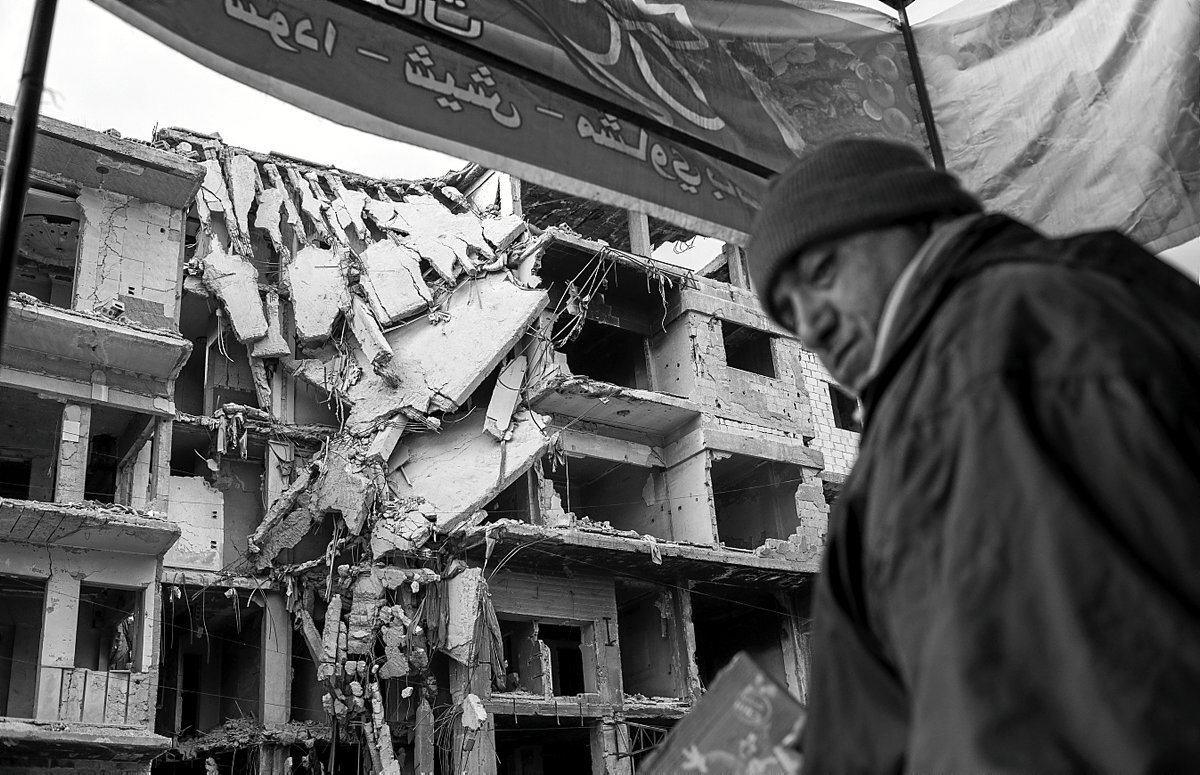 Un tendero espera a los clientes para vender café cerca del único sitio donde aún paran los taxis colectivos.