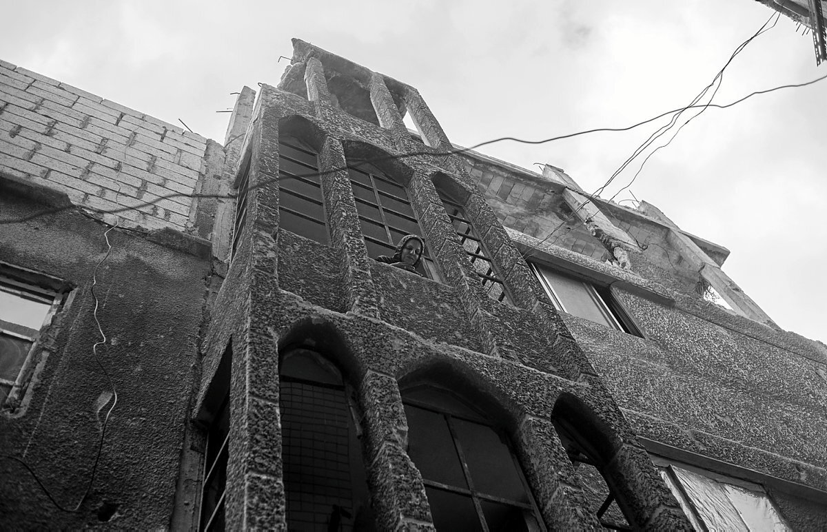 Una mujer grita desde su ventana, «a los palestinos no nos quiere nadie».