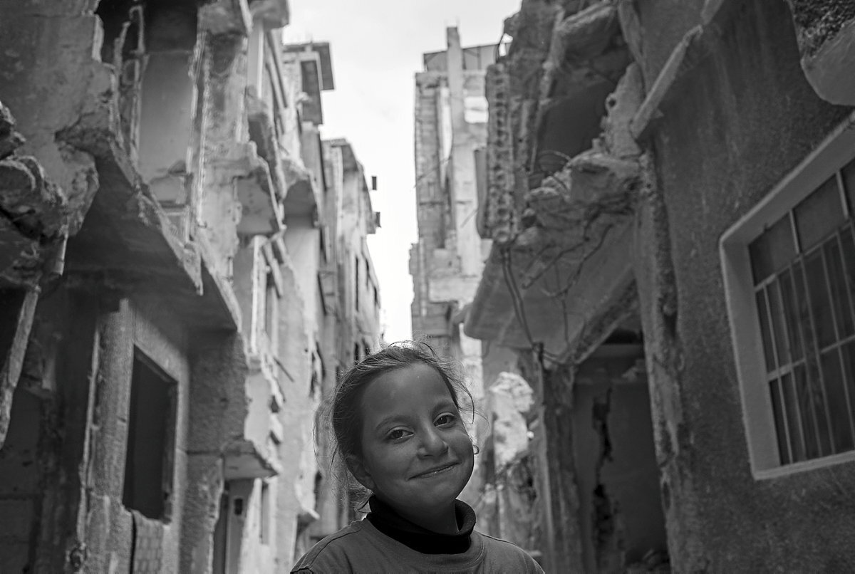 Retrato de una niña en la calle mejor conservada de Yarmouk y que aún alberga habitantes.