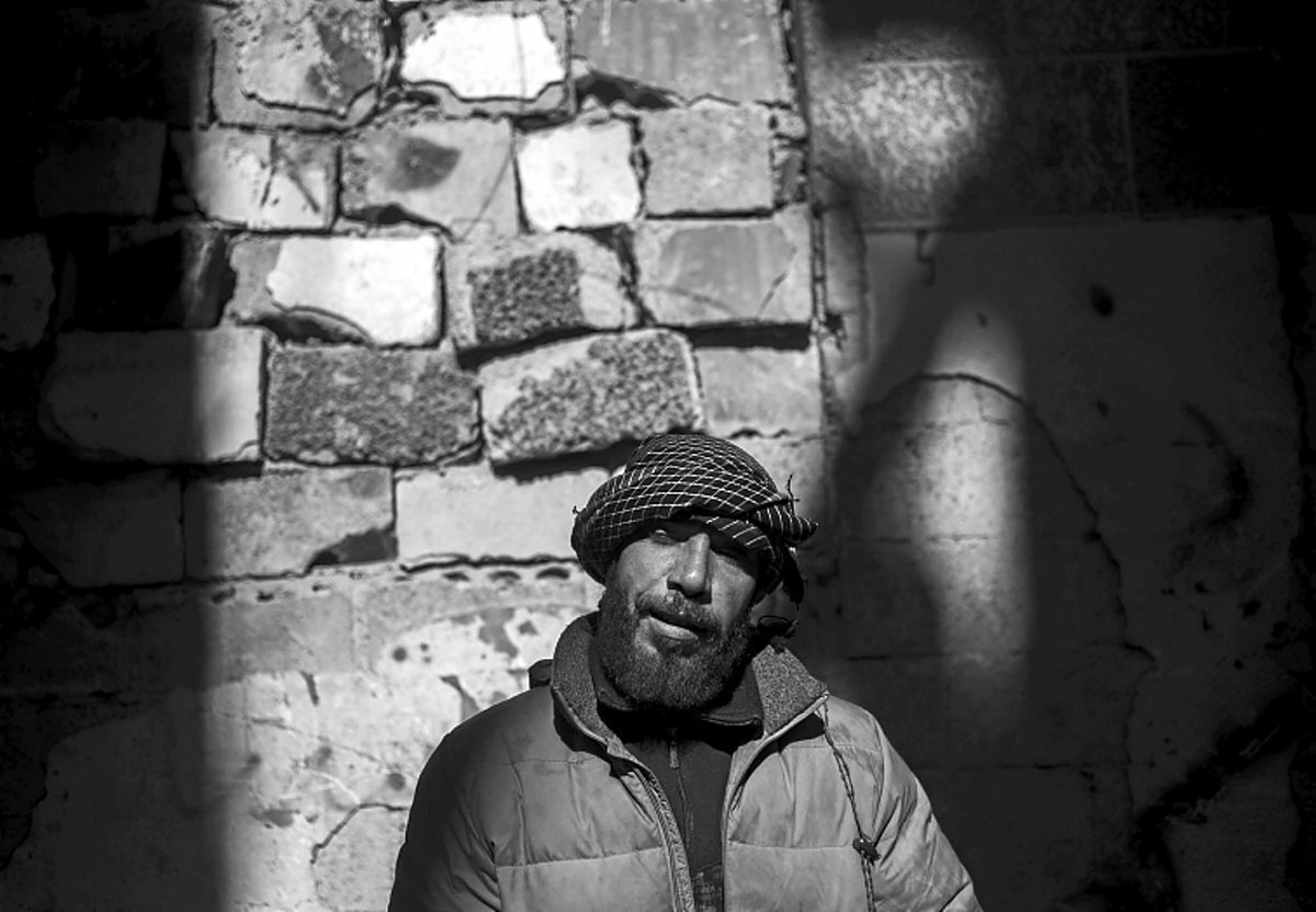 Un joven obrero que se gana la vida haciendo pequeñas obras en las casas de los refugiados que quieren volver.