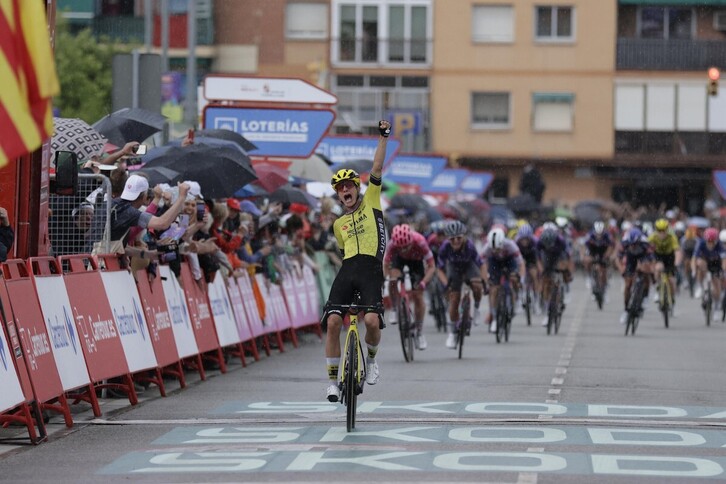 Marianne Vos alza los brazos como vencedora en la segunda etapa de la Vuelta.