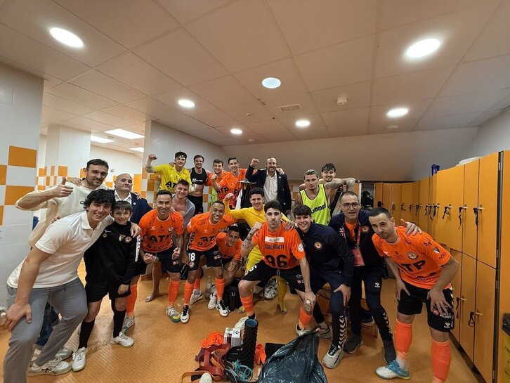 La plantilla del Ribera celebra en el vestuario una victoria.