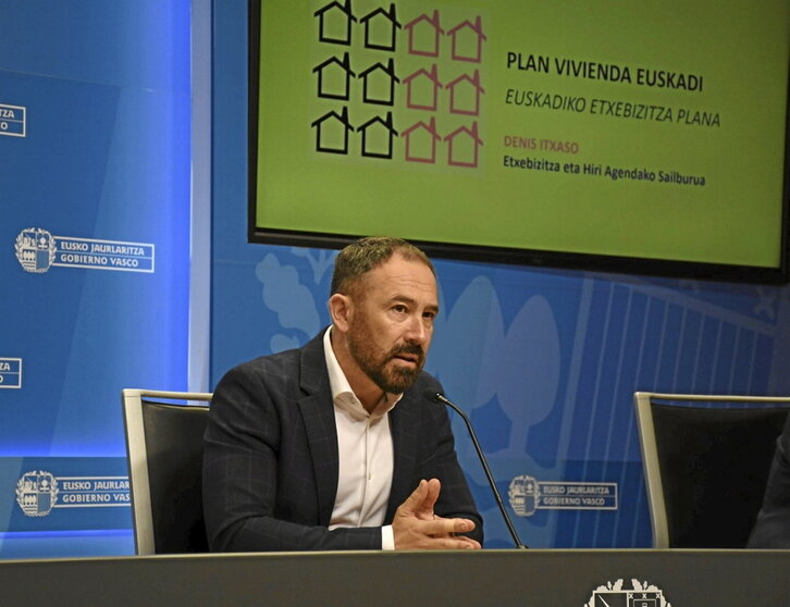 Denis Itxaso sailburua, tentsionatutako eremuei buruzko txostena aurkezten.