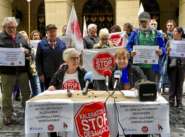 Concentración de Stop Desahucios ante la Diputación de Gipuzkoa.