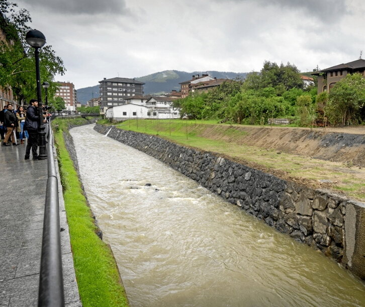 El Nerbioi, a su paso por Laudio tras las obras.