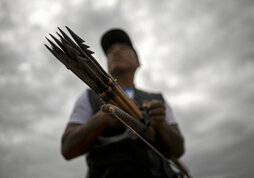 Un miembro de la comunidad nativa de Caimito, de patrulla con arco y flechas.