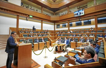 Imagen de un pleno del Parlamento de Gasteiz.