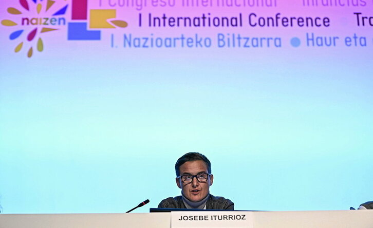 Josebe Iturriozek solasaldietako batean parte hartu zuen.
