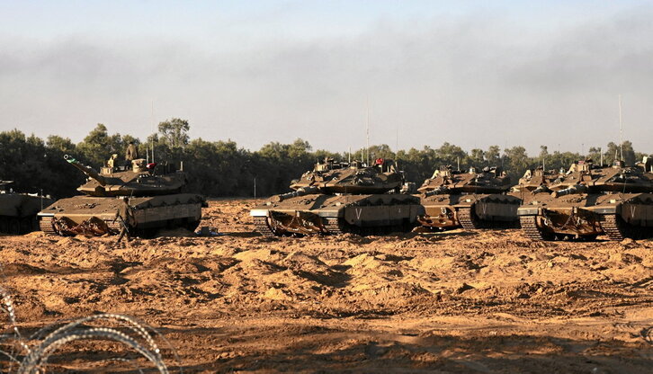 Despliegue de tanques israelíes en la Franja de Gaza.