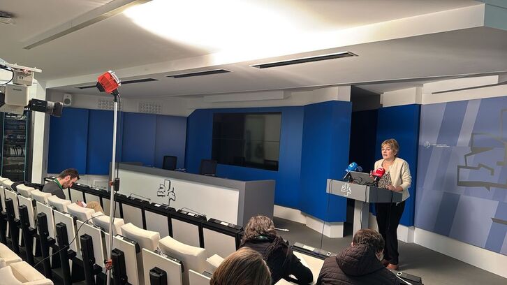 Rebeka Ubera ha intervenido en una sala de prensa en la que ha fallado el sistema de grabación,luz y audio.