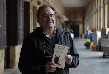 Rafa Santxiz-Muxika, Orwellen itzulpenarekin, Donostian.