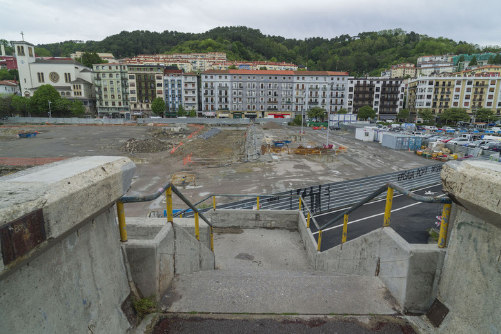 Solar en el que se prevé construir el centro Adinberri, en el muelle del Hospitalillo de Trintxerpe, en Pasaia.