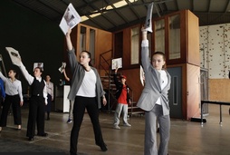 ‘Itzalpean’ musikalaren eszena bat. 