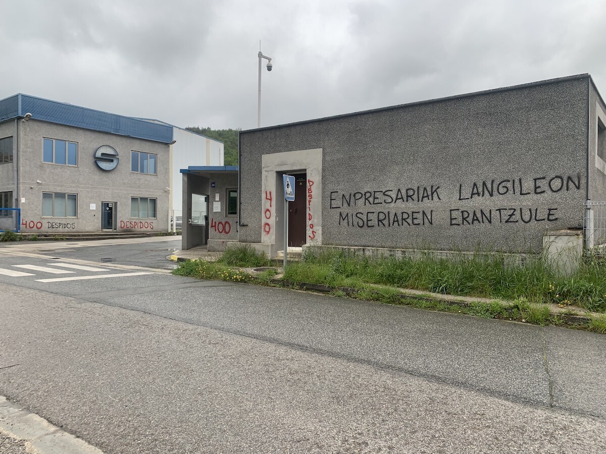 Sunsundegiko atarian dagoen margoketa, zeinak enpresarien jokabidea salatzen duen. 