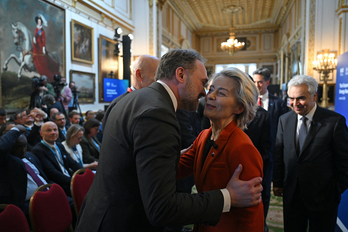 El comisario Dan Jørgensen besa a la presidenta de la Comisión, Ursula von der Leyen, en un acto reciente.