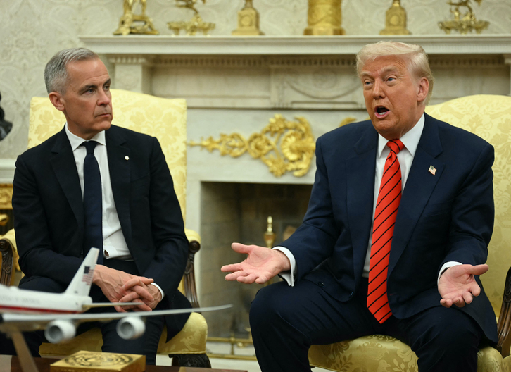 Trump, en su estilo ante un Carney algo atónito.