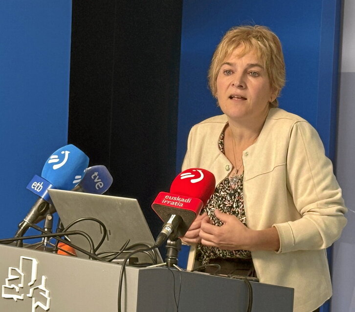 La parlamentaria Rebeka Ubera en la sala de prensa, que sufrió una avería de luz y audio.