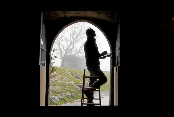 Nafarroako Sakanako egurra erabiliko dute atea zaharberritzeko.