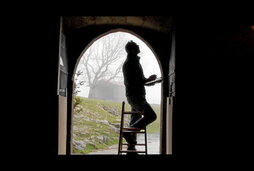 Nafarroako Sakanako egurra erabiliko dute atea zaharberritzeko.