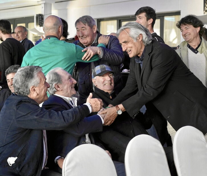 Imagen del homenaje realizado a los subcampeones europeos de 1977 y 2012.