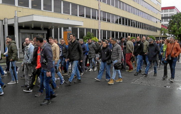 Los trabajadores de Bridgestone celebraron ayer una asamblea en Basauri.