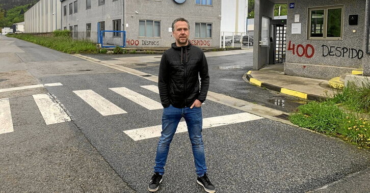 Gaizka Uharte, LAB sindikatuko kidea, Sunsundeguiko atarian.