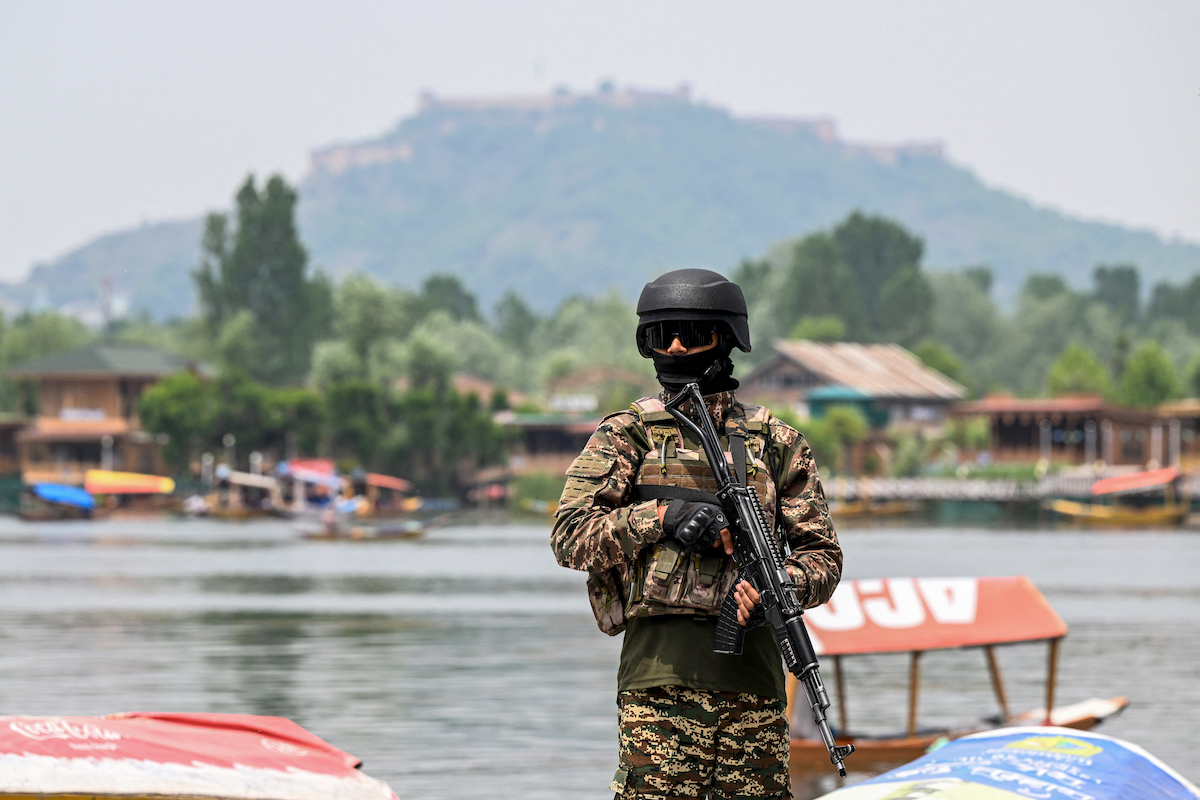 Un militar indio patrulla en el lago Dal, en Sringar. (Sajjad HUSSAIN / AFP)
