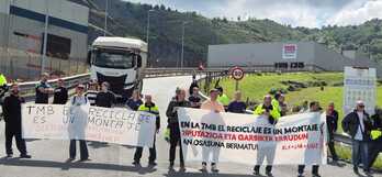 Movilización de la plantilla de la TMB Arraiz en las propias instalaciones.