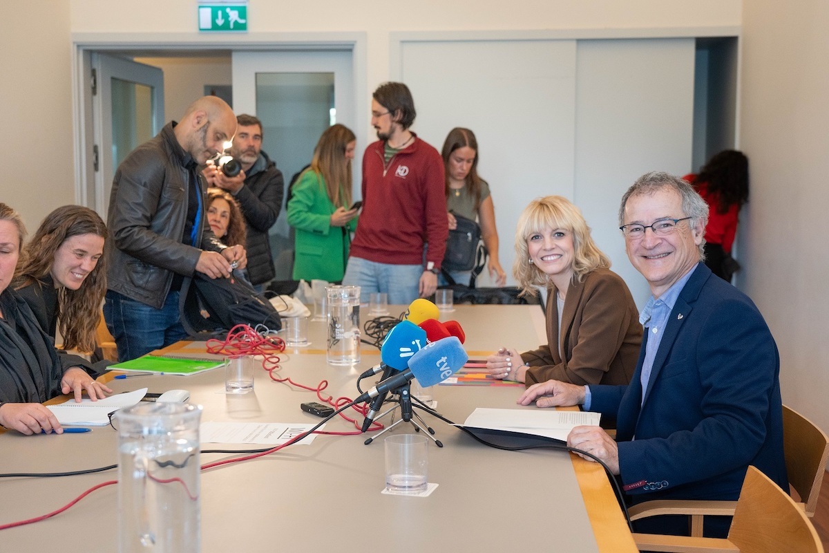 Joxerramon Bengoetxea y Estitxu Garai durante el encuentro con los medios. (UPV-EHU)