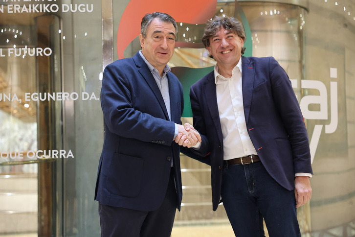 Aitor Esteban junto a Eneko Andueza en Sabin Etxea.