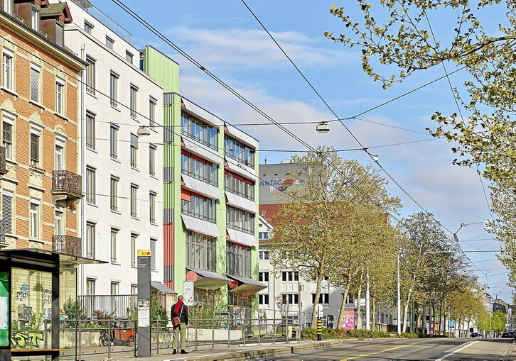 Presencia del edificio en el contexto urbano tras la transformación en viviendas.