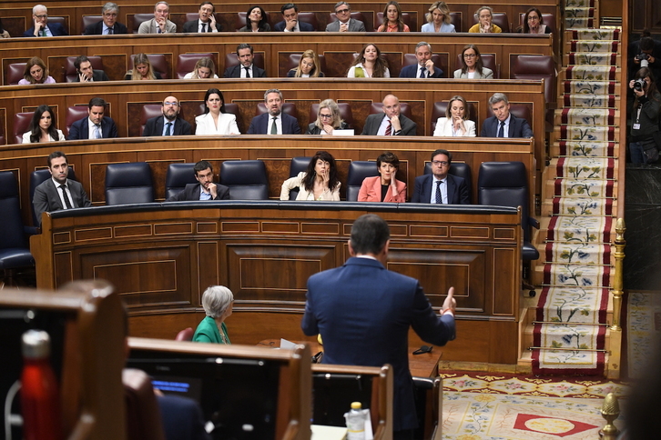 Tenso debate entre Sánchez y Feijóo en el Congreso.