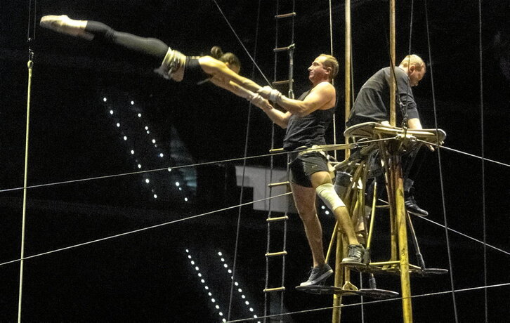 Cada artista se maquilla a sí mismo, mientras vestuario y calzado se repasa al finalizar cada función. En la página anterior, ensayo de uno de los números.