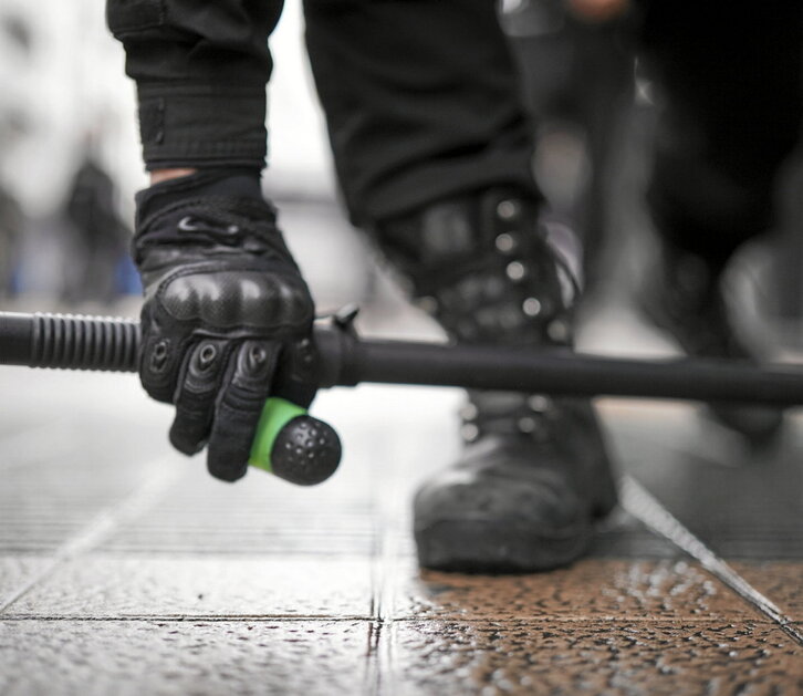 Un ertzaina recoge una bala de foam el 3 de marzo de 2024 en Gasteiz.