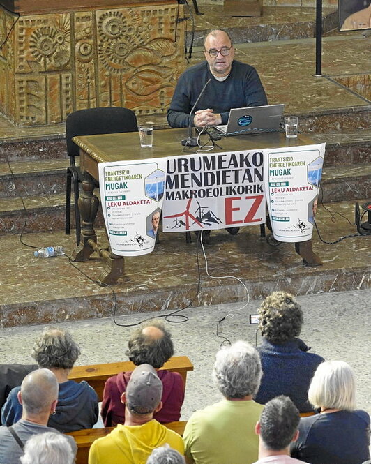 Más de 300 personas escucharon a Turiel.