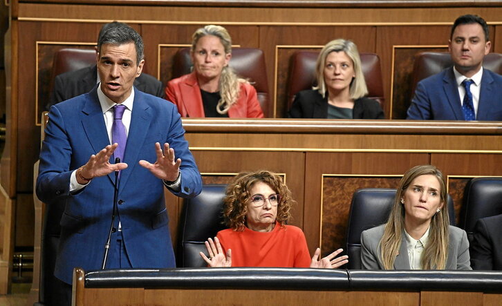 Pedro Sánchez, en una de sus réplicas. Junto a él, la vicepresidenta primera, María Jesús Montero, y la tercera, Sara Aagesen.