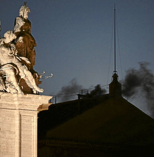 El humo negro indicó que no se alcanzó un acuerdo para designar nuevo papa.