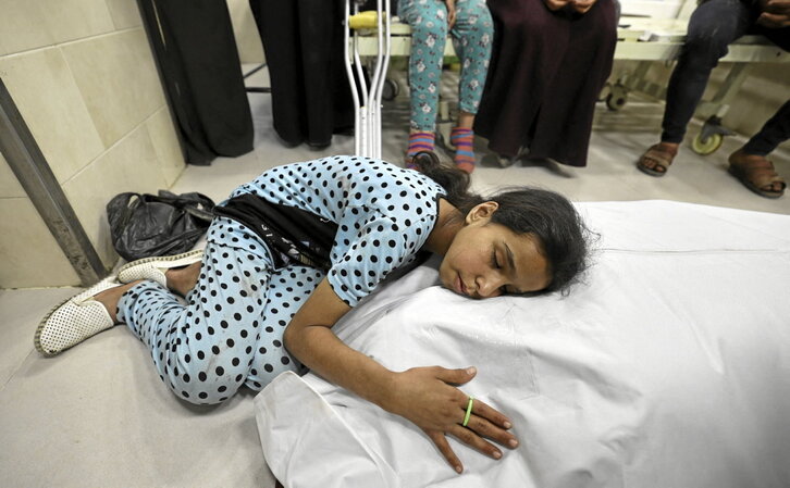 Una niña llora sobre el cuerpo de su madre, muerta en el campo de refugiados de Nuseirat.