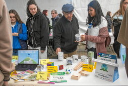 Eibarko hiritarrak ere gerturatu ziren Ikasenpresa azokara.