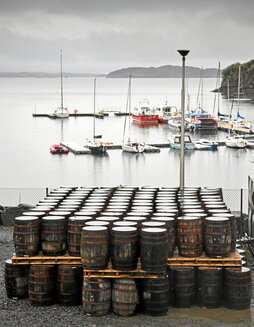 Barriles de la destilería Harris apilados en Tarbert.